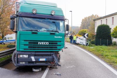 INCIDENTE SCONTRO AUTO CAMION ARGENTA