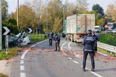 INCIDENTE SCONTRO AUTO CAMION ARGENTA