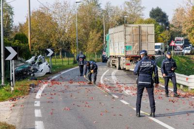 INCIDENTE SCONTRO AUTO CAMION ARGENTA