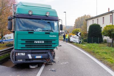 INCIDENTE SCONTRO AUTO CAMION ARGENTA