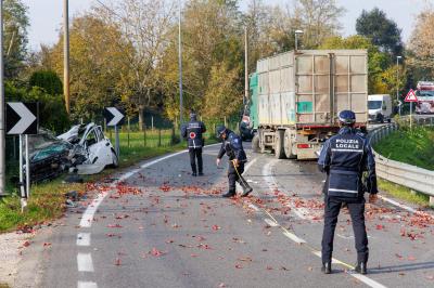 INCIDENTE SCONTRO AUTO CAMION ARGENTA