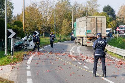 INCIDENTE SCONTRO AUTO CAMION ARGENTA