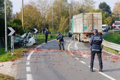 INCIDENTE SCONTRO AUTO CAMION ARGENTA