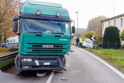 INCIDENTE SCONTRO AUTO CAMION ARGENTA