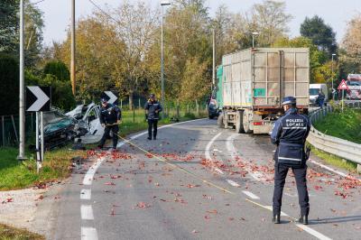 INCIDENTE SCONTRO AUTO CAMION ARGENTA