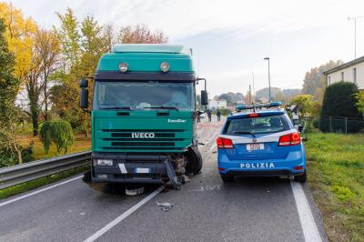 INCIDENTE SCONTRO AUTO CAMION ARGENTA