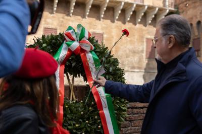 DEPOSIZIONE FIORI MURETTO CASTELLO