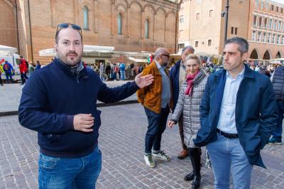 ANSELMO E PIZZAROTTI BANCHETTO AZIONE