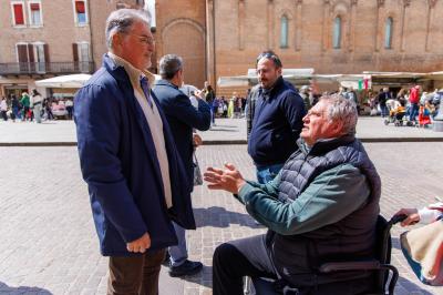 ANSELMO E PIZZAROTTI BANCHETTO AZIONE