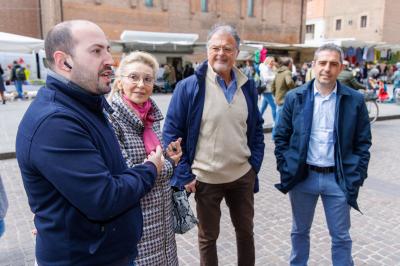 ANSELMO E PIZZAROTTI BANCHETTO AZIONE