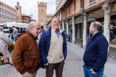 ANSELMO E PIZZAROTTI BANCHETTO AZIONE