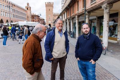 ANSELMO E PIZZAROTTI BANCHETTO AZIONE