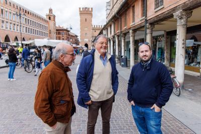 ANSELMO E PIZZAROTTI BANCHETTO AZIONE