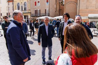 ANSELMO E PIZZAROTTI BANCHETTO AZIONE