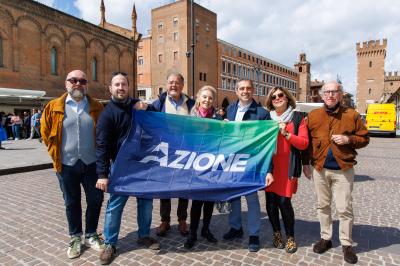 ANSELMO E PIZZAROTTI BANCHETTO AZIONE