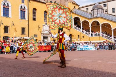 PALIO BANDIERE IN PIAZZA FERRARA