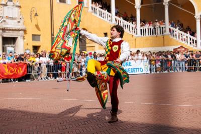 PALIO BANDIERE IN PIAZZA FERRARA