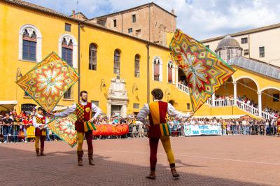 PALIO BANDIERE IN PIAZZA FERRARA