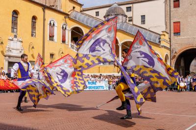 PALIO BANDIERE IN PIAZZA FERRARA