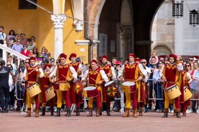 PALIO BANDIERE IN PIAZZA FERRARA