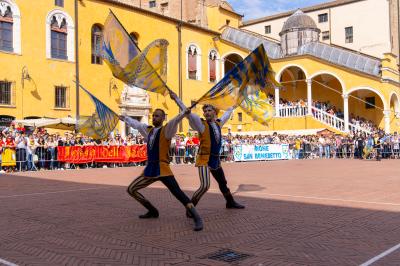 PALIO BANDIERE IN PIAZZA FERRARA