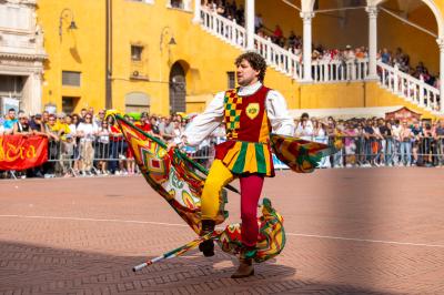 PALIO BANDIERE IN PIAZZA FERRARA