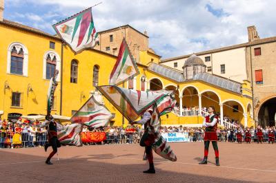 PALIO BANDIERE IN PIAZZA FERRARA