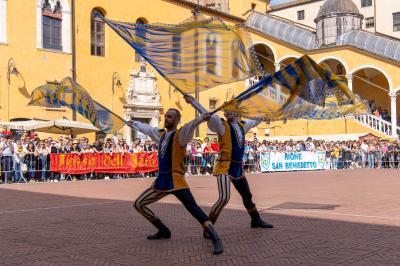 PALIO BANDIERE IN PIAZZA FERRARA