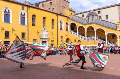 PALIO BANDIERE IN PIAZZA FERRARA