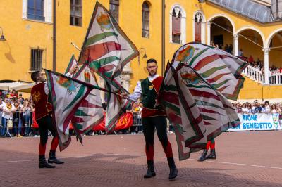 PALIO BANDIERE IN PIAZZA FERRARA