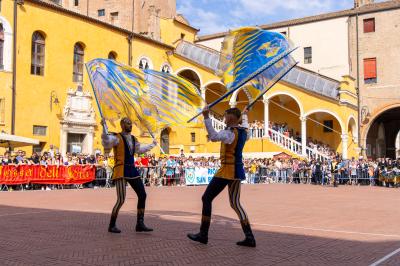 PALIO BANDIERE IN PIAZZA FERRARA