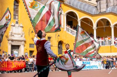 PALIO BANDIERE IN PIAZZA FERRARA