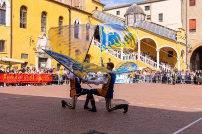 PALIO BANDIERE IN PIAZZA FERRARA