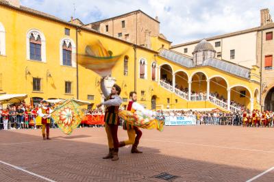 PALIO BANDIERE IN PIAZZA FERRARA