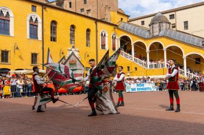 PALIO BANDIERE IN PIAZZA FERRARA