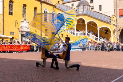 PALIO BANDIERE IN PIAZZA FERRARA