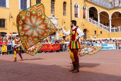 PALIO BANDIERE IN PIAZZA FERRARA