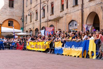 PALIO BANDIERE IN PIAZZA FERRARA