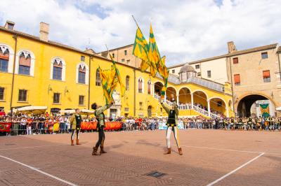 PALIO BANDIERE IN PIAZZA FERRARA