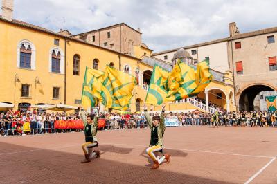 PALIO BANDIERE IN PIAZZA FERRARA