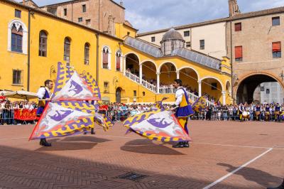 PALIO BANDIERE IN PIAZZA FERRARA