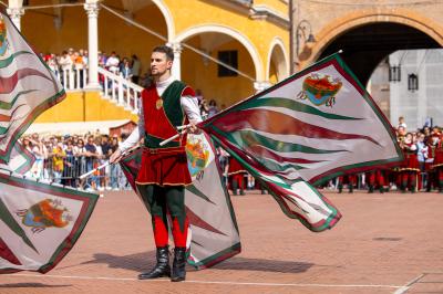 PALIO BANDIERE IN PIAZZA FERRARA