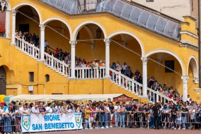 PALIO BANDIERE IN PIAZZA FERRARA