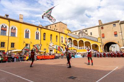 PALIO BANDIERE IN PIAZZA FERRARA