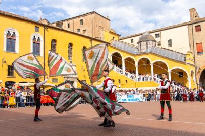 PALIO BANDIERE IN PIAZZA FERRARA