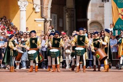 PALIO BANDIERE IN PIAZZA FERRARA