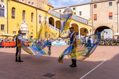 PALIO BANDIERE IN PIAZZA FERRARA