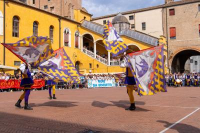 PALIO BANDIERE IN PIAZZA FERRARA