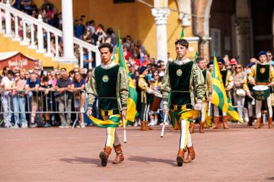 PALIO BANDIERE IN PIAZZA FERRARA