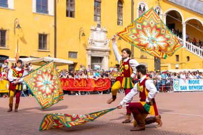 PALIO BANDIERE IN PIAZZA FERRARA